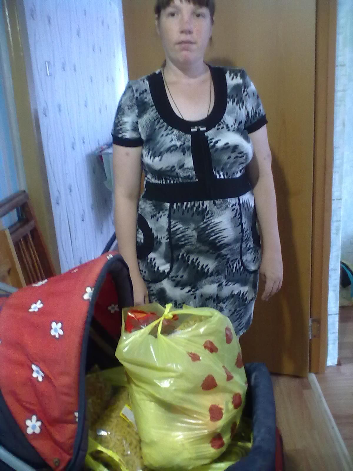 Наталье Лагуновой  с маленькой девочкой Лидой ( 13 дней от роду) передали  два продуктовых набора, коляску и подарок «Мико»