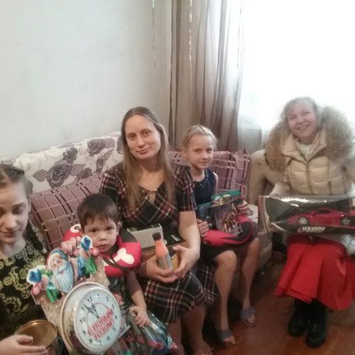 Поздравили семью Ульяны Вавиловой и ее трех деток, Именинника Илью, Марианну с особенностями здоровья и Дашеньку!
