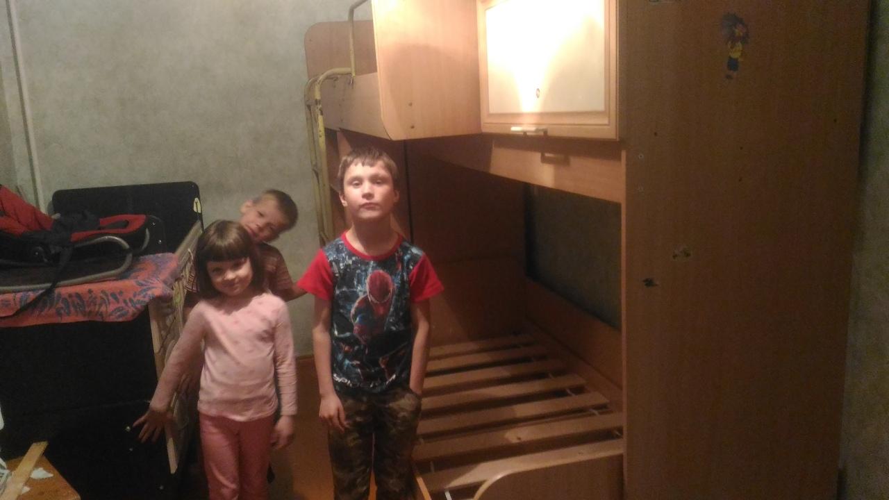 Двухъярусная кровать приехала в неполную семью с пятью детками