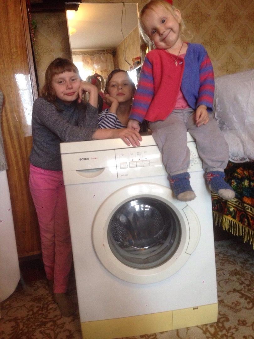 Неполная семья с 3 детками получили стиральную машинку