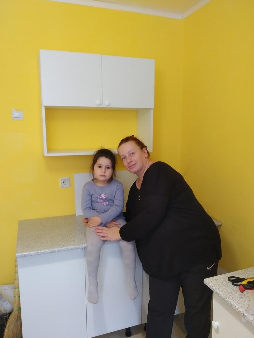 Помогли нашей подопечной одинокой маме с двумя детьми приобрести кухонную мебель