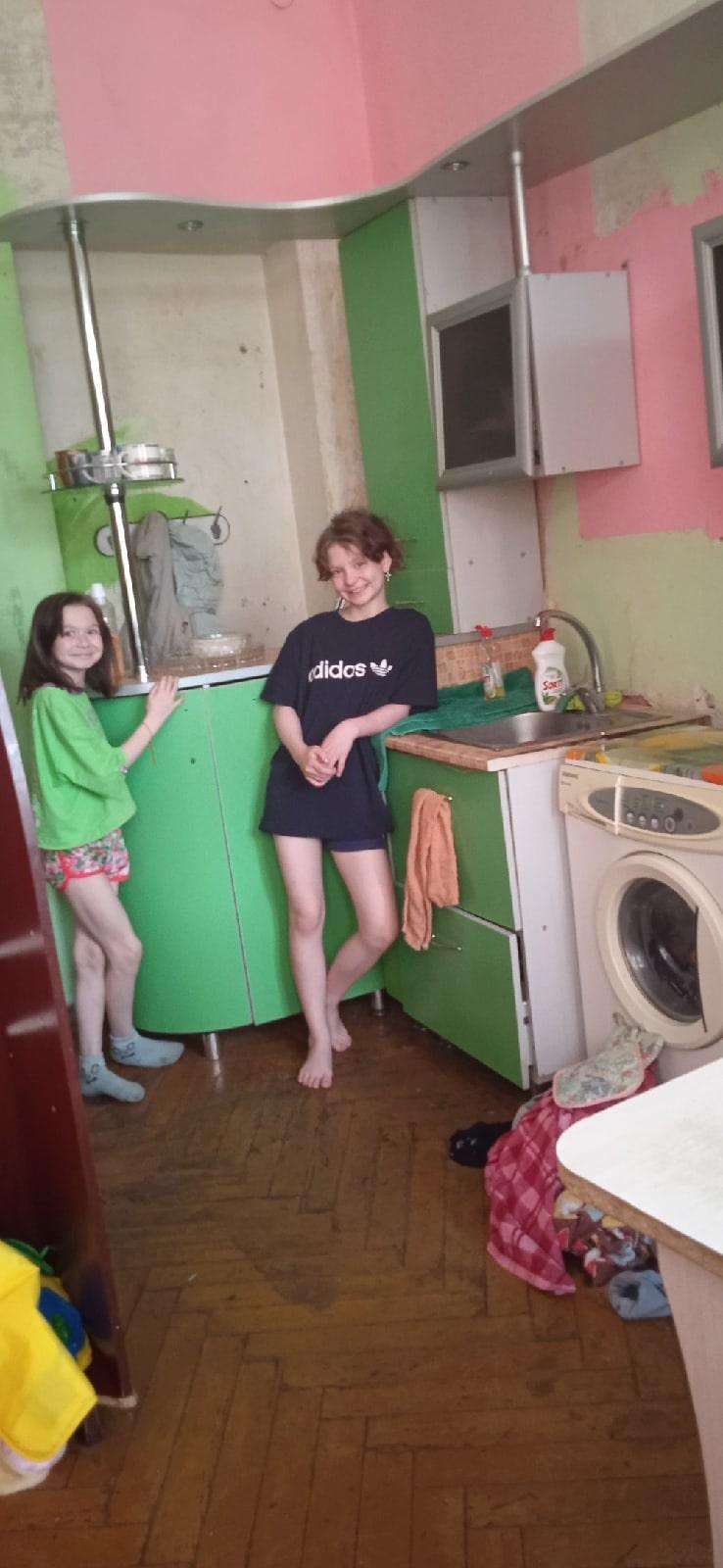 В неполную семью с 3 детьми привезли набор кухонной мебели