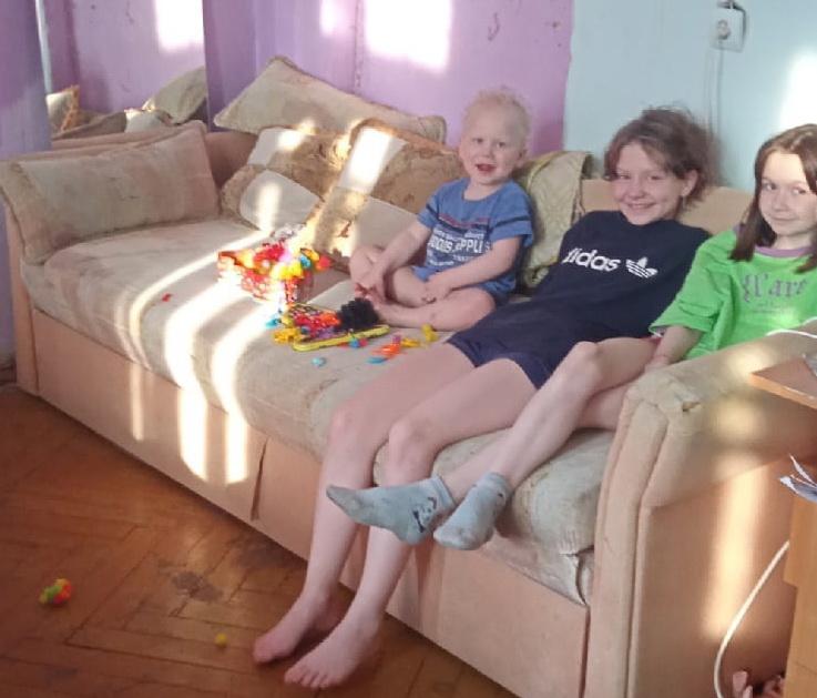 Двухспальный диван, 2 одеяла и подушки привезли подопечной неполной семье с тремя детьми
