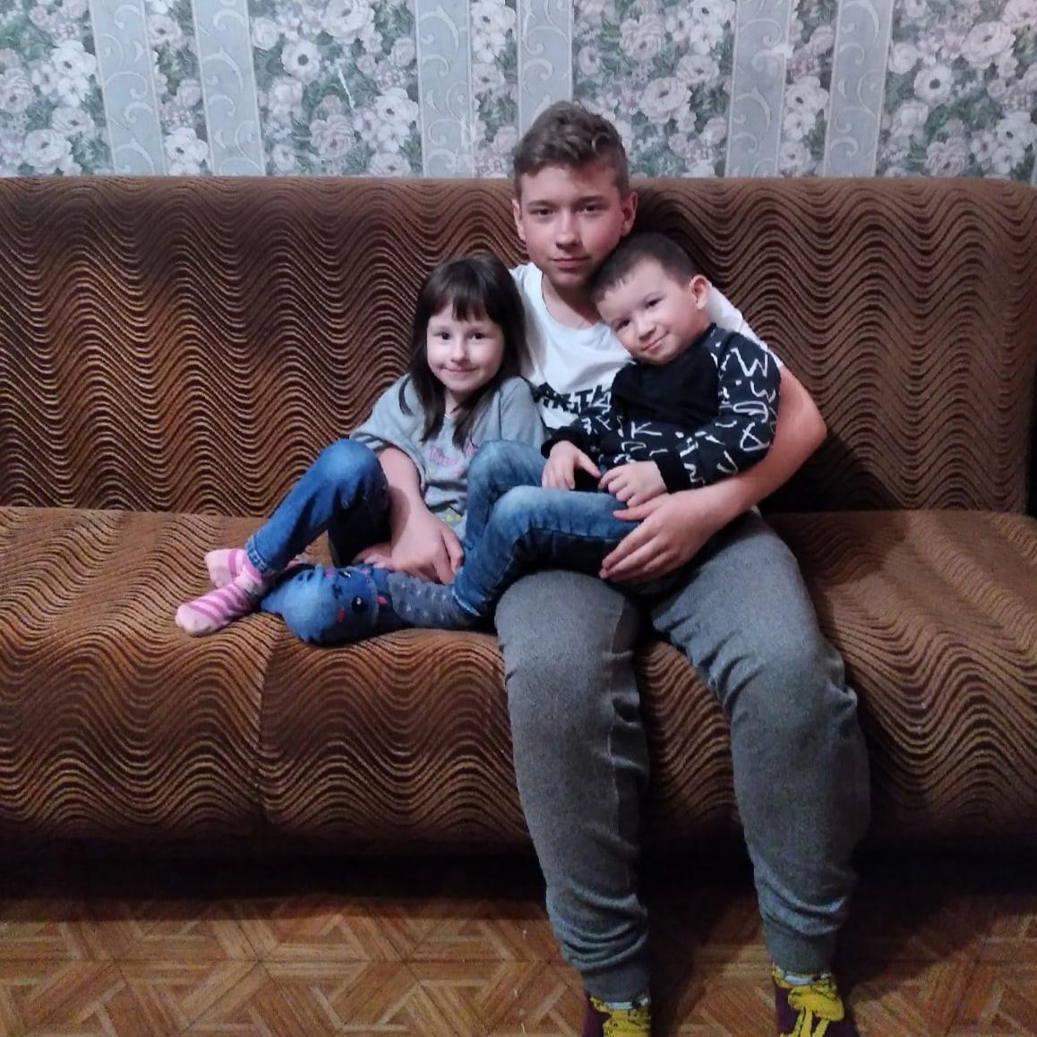 Подопечная семья с 3 детками получила симпатичный диван. 