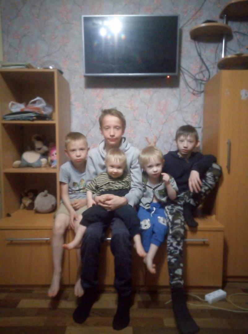 Подопечная семья с пятью детками с нашей помощью получила мебельную стенку