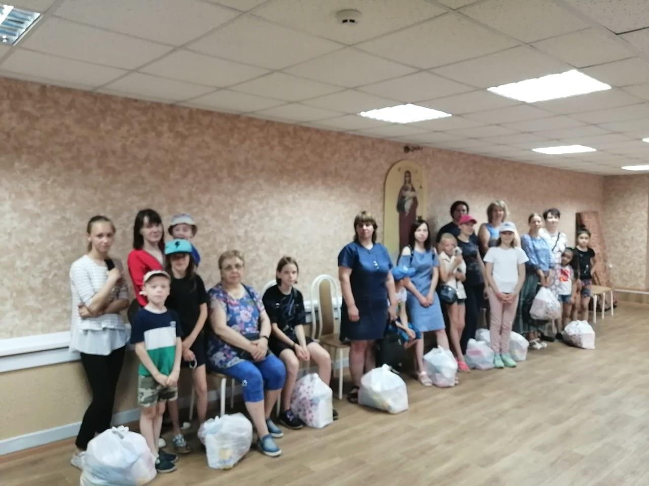 В рамках акции Передвижной гуманитарный склад продуктовую и вещевую помощь получили 14 семей города Слободского