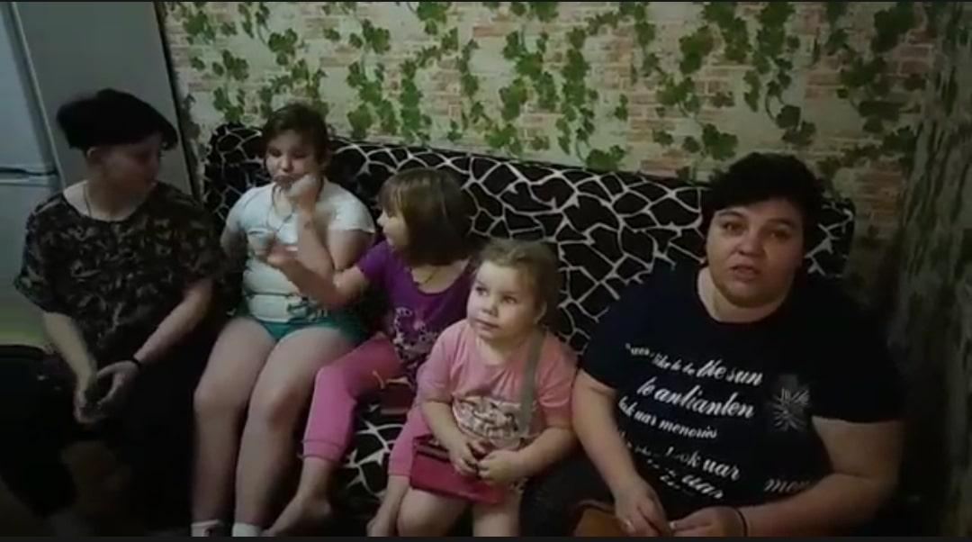 Семья с 6 детьми получила долгожданный новый симпатичный диван взамен сломанного старого
