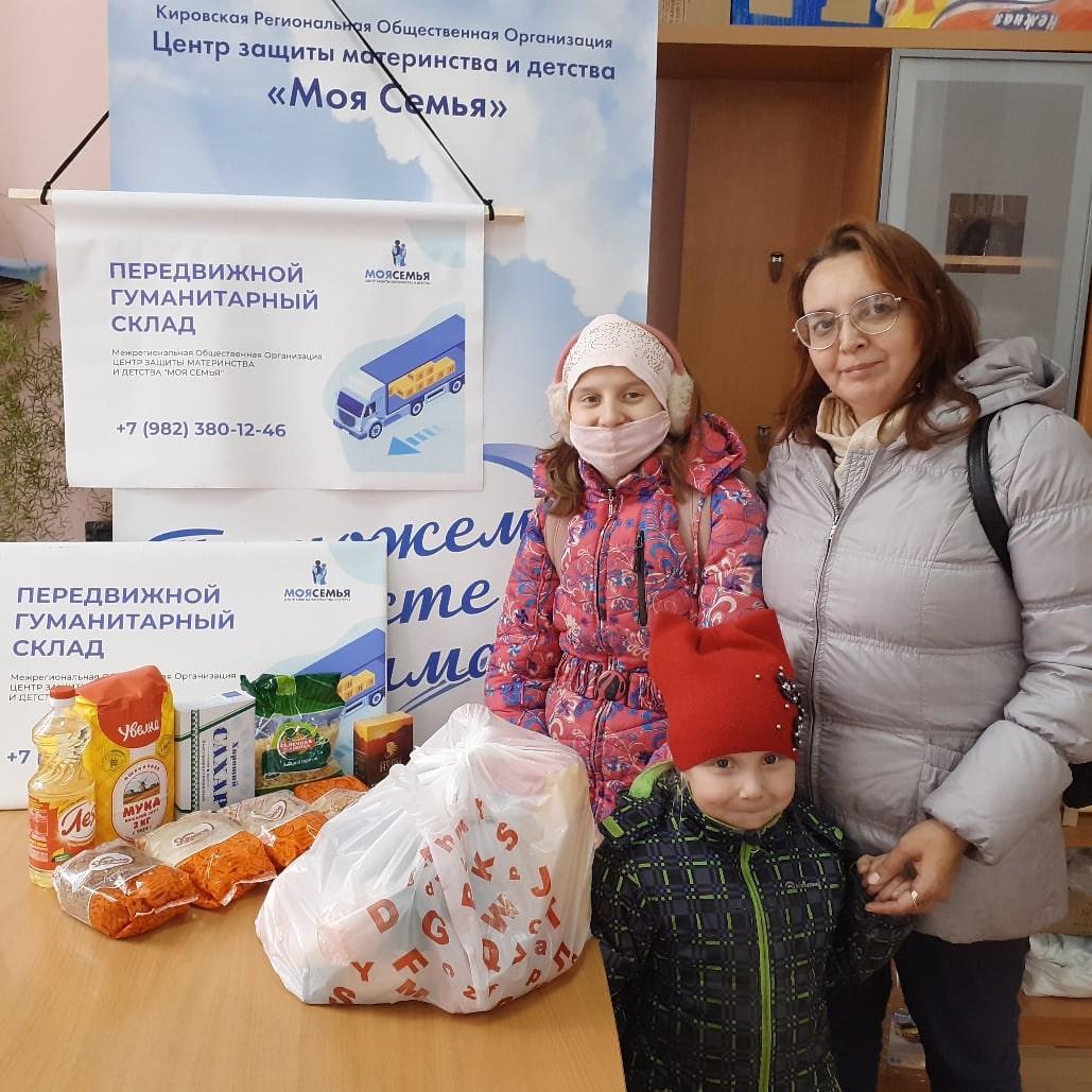 В рамках благотворительной акции Передвижной гуманитарный склад продолжили выдачу продуктовой помощи подопечным семьям