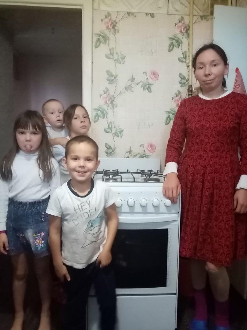 В дружную семью с пятью детками привезли новую газовую плиту взамен старой, которой было очень небезопасно пользоваться!