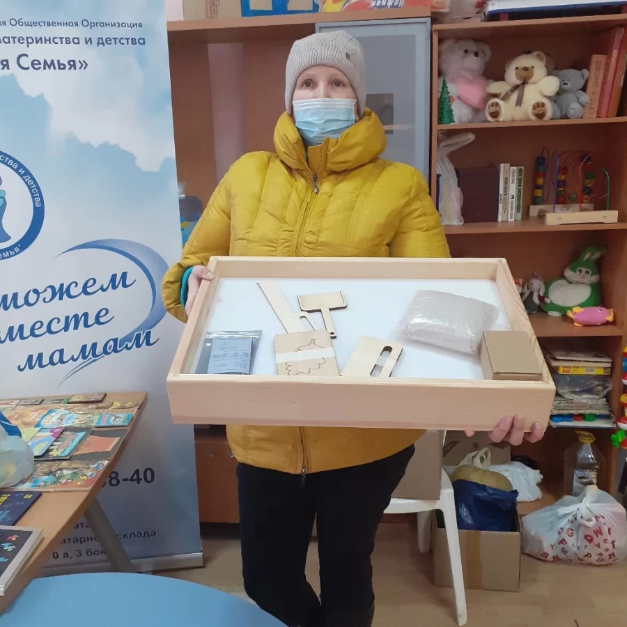 Передали стол для песочной терапии в г. Слободской для занятий с детьми из подопечных семей