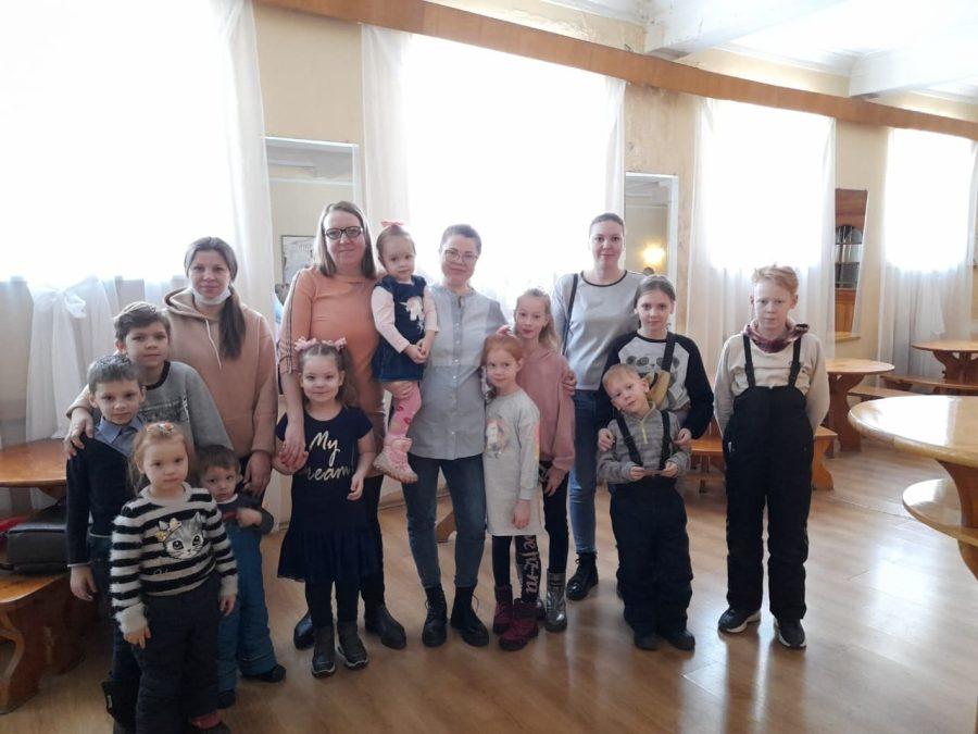 8 подопечных семей посетили спектакль Кировского Драмтеатра «Сказка о потерянном времени» . Всего спектакль посмотрели 22 человека