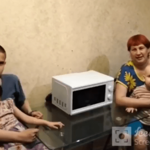 Подопечная мамочка с 4 детками, проживающая в частично благоустроенном доме, получила в пользование микроволновую печь