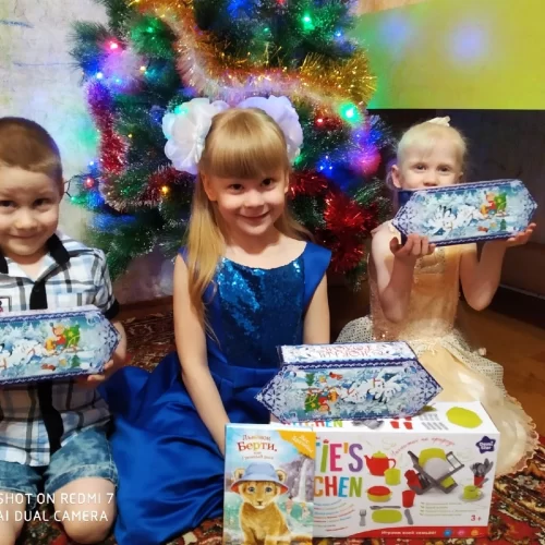 Фотоотчет о выдаче новогодних подарков детям из подопечных семей
