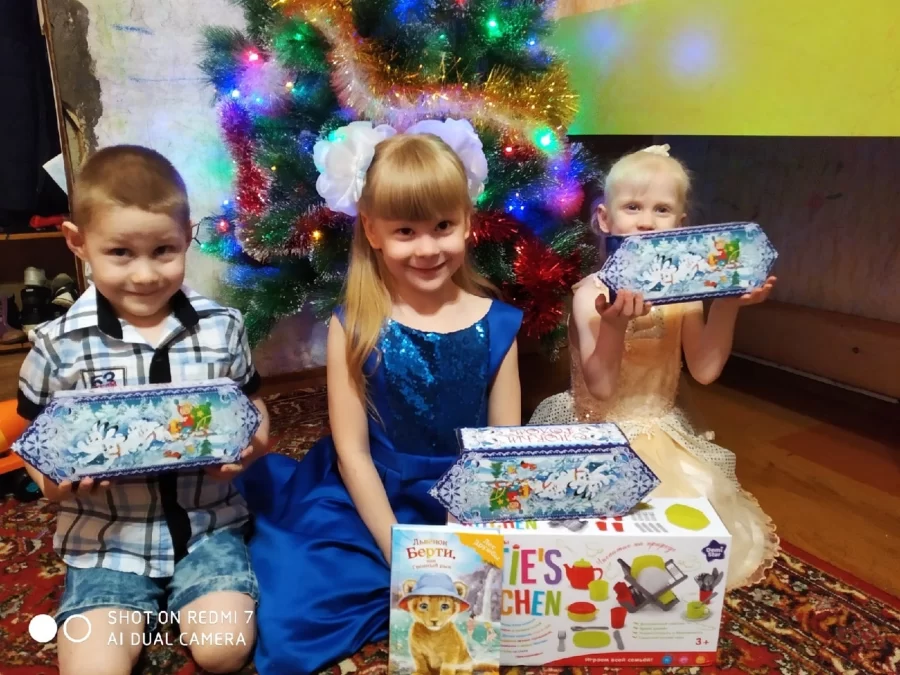 Фотоотчет о выдаче новогодних подарков детям из подопечных семей
