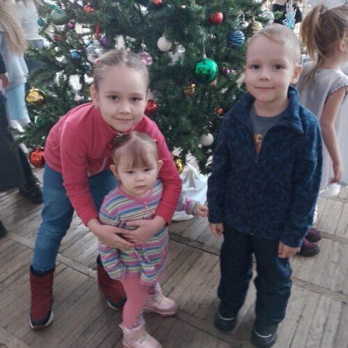 30 детей из подопечных семей Центра «Моя семья» посетили Рождественскую елку по приглашению Вятской Епархии