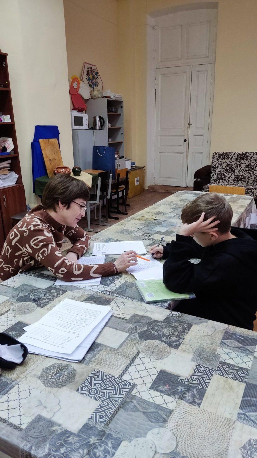 Продолжаются занятия с репетитором по русскому языку с детьми из подопечных семей нашего Центра