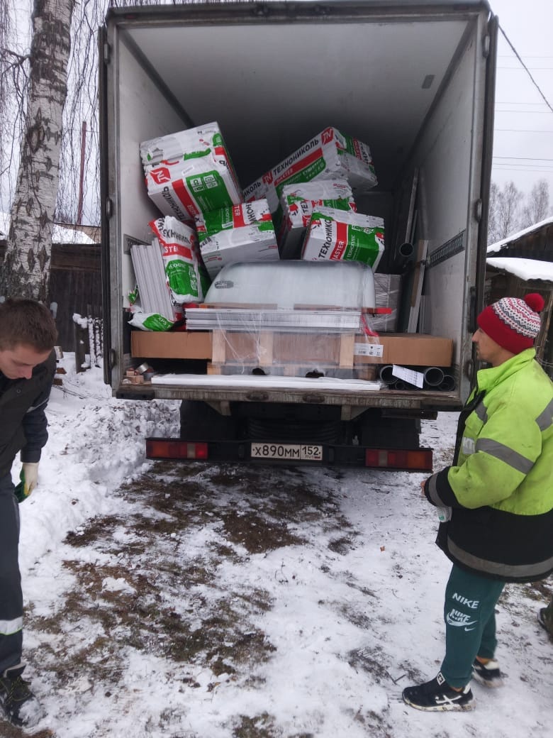 В НижнеИвкино семья с 4 детьми с помощью привезенных благотворителем стройматериалов начала работы по обустройству дополнительного жилого пространства