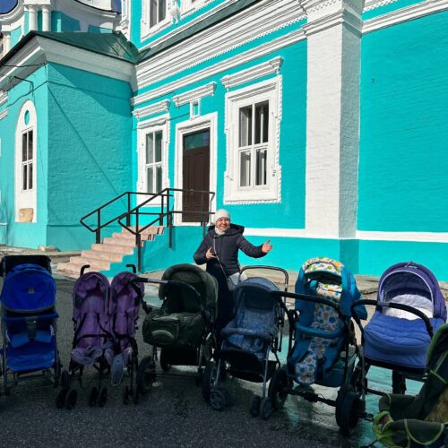 Мы передали в Единый детский пункт проката 8 кроваток, 7 колясок, 2 переноски, ванночки, горки, стульчики для купания и ходунок. 