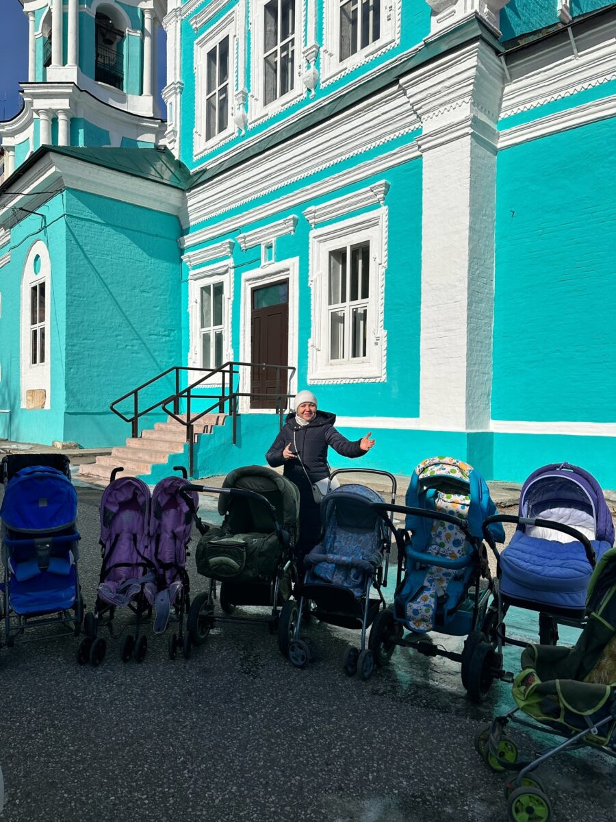 Мы передали в Единый детский пункт проката 8 кроваток, 7 колясок, 2 переноски, ванночки, горки, стульчики для купания и ходунок. 