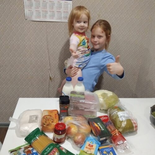 Адресную ПОМОЩЬ ПРОДУКТАМИ семьям из Кирса, п.Пинюг и Кирова передали добрые люди.