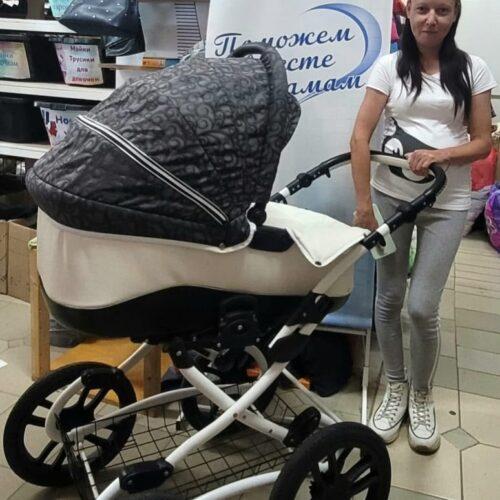 Двум семьям оказали помощь колясками и кроваткой