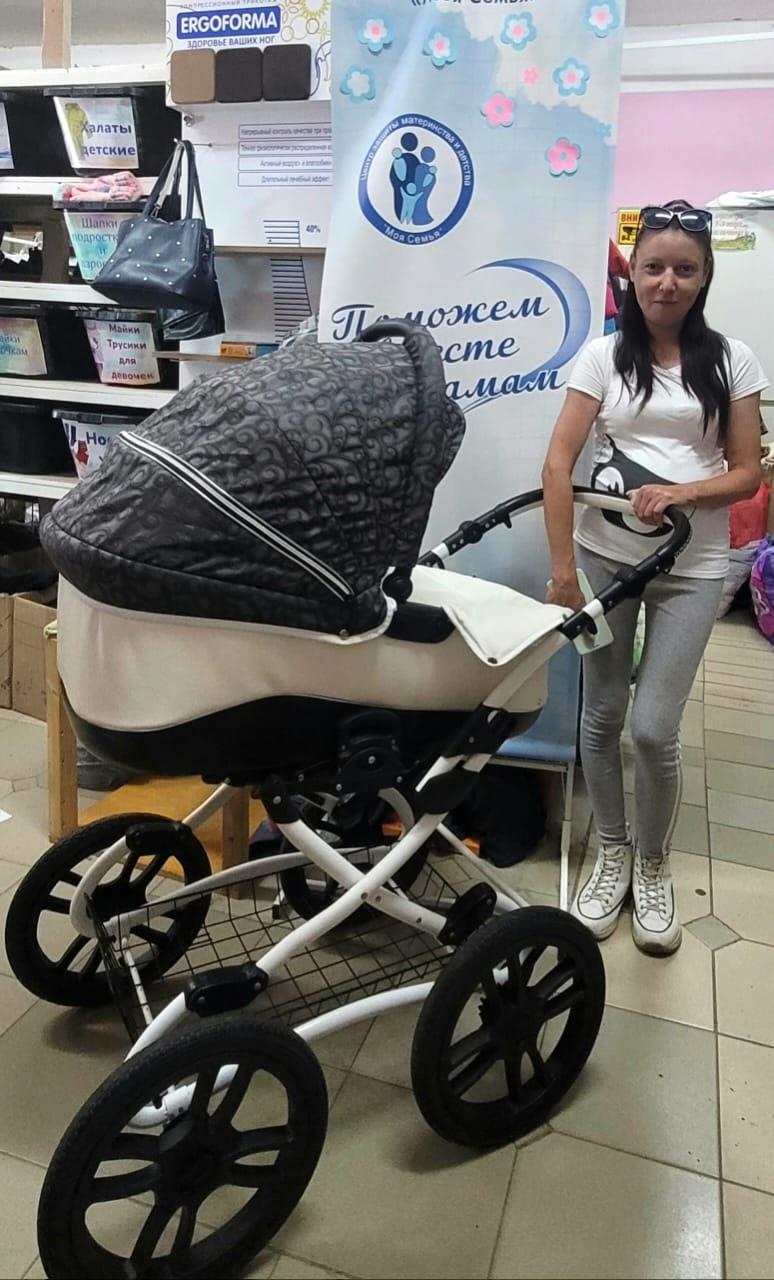 Двум семьям оказали помощь колясками и кроваткой