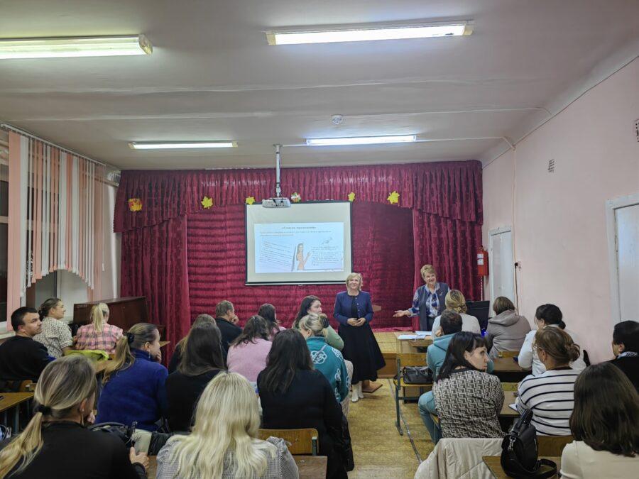 Сегодня Устюжанина Ольга Ильинична провела лекцию родителям 70 школы Кирова «Техника вечерних разговоров»