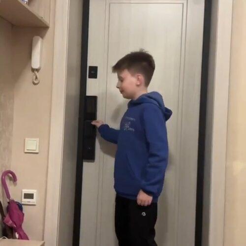 Помогли входной дверью семье с 3 детьми