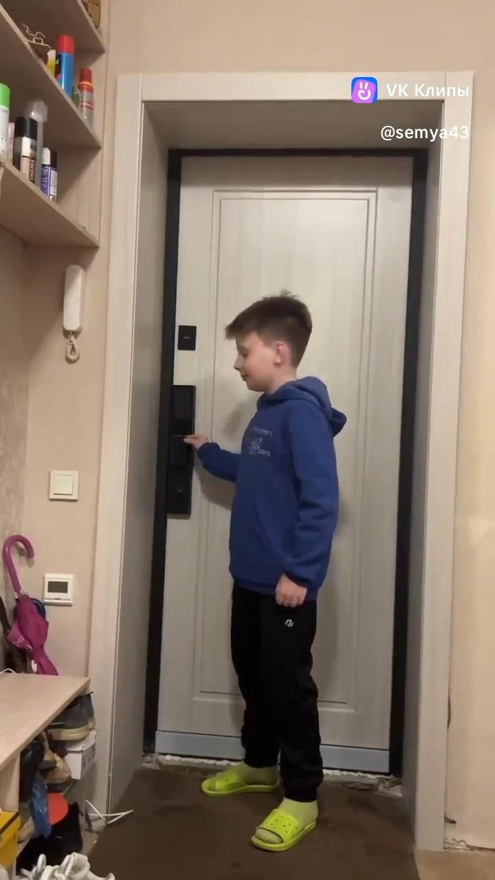 Помогли входной дверью семье с 3 детьми