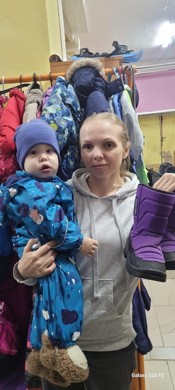 В октябре наш гуманитарный склад выдал много вещевой помощи подопечным семьям
