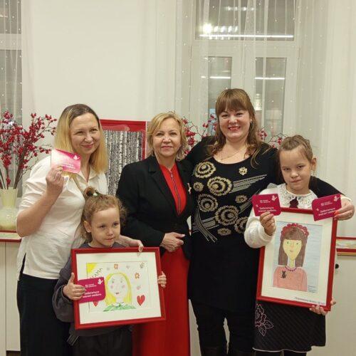 Наградили победителей конкурса рисунков к Дню Матери