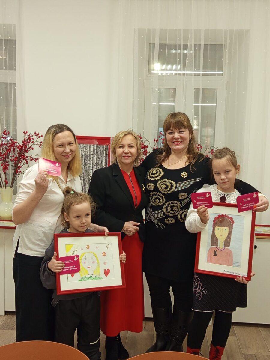 Наградили победителей конкурса рисунков к Дню Матери