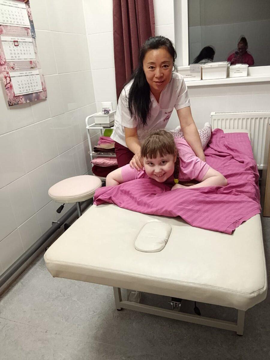 Подарили шанс Ариане пойти в 1-ый класс своими ножками