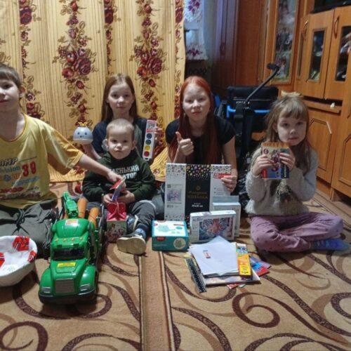 Поздравили деток из подопечных семей — вручили новогодние подарки
