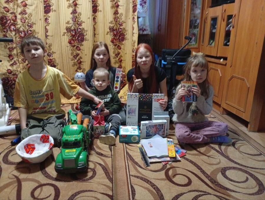 Поздравили деток из подопечных семей — вручили новогодние подарки