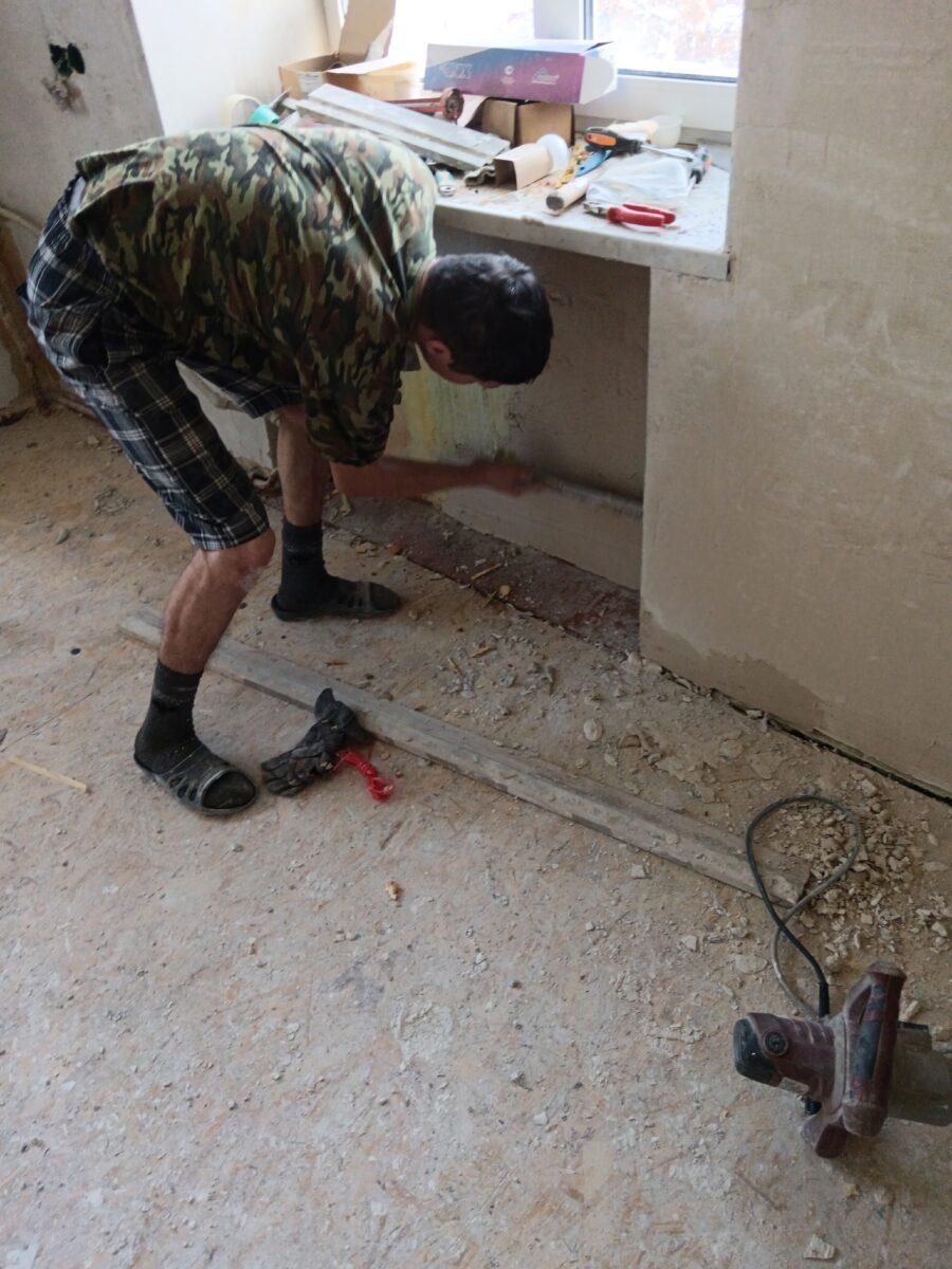 В детской комнате нашей подопечной семьи с 4 детьми начался долгожданный ремонт