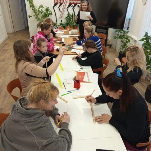 В нашем Центре прошел увлекательный мастер-класс по изготовлению кокошников и шитью русских народных платьев