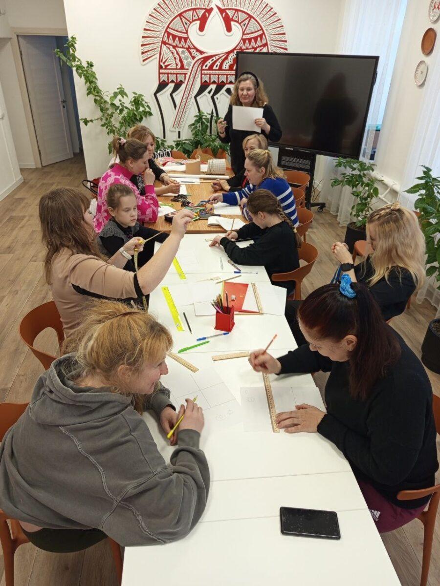 В нашем Центре прошел увлекательный мастер-класс по изготовлению кокошников и шитью русских народных платьев