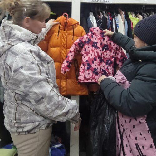 В феврале наш гуманитарный склад выдал много вещевой помощи подопечным семьям