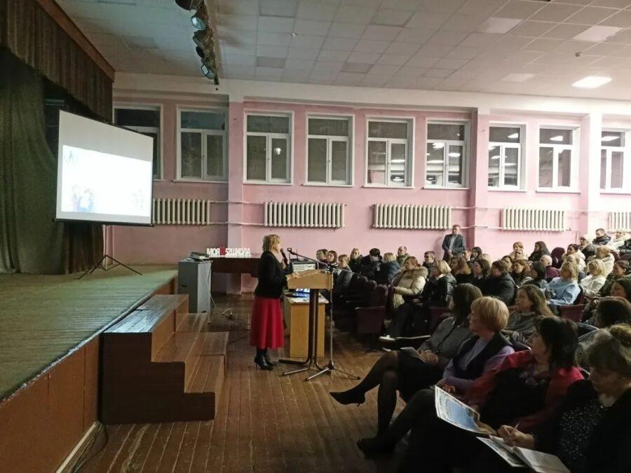 Устюжанина Ольга Ильинична провела лекцию для родителей 5-6-х классов «Ошибки в воспитании детей»в 52 школе Кирова. 270 родителей из 10-ти классов посетили лекцию.