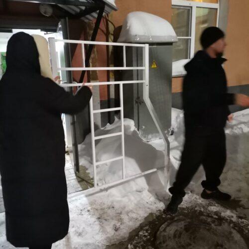 Передали двухъярусную кровать и ноутбук нуждающимся семьям