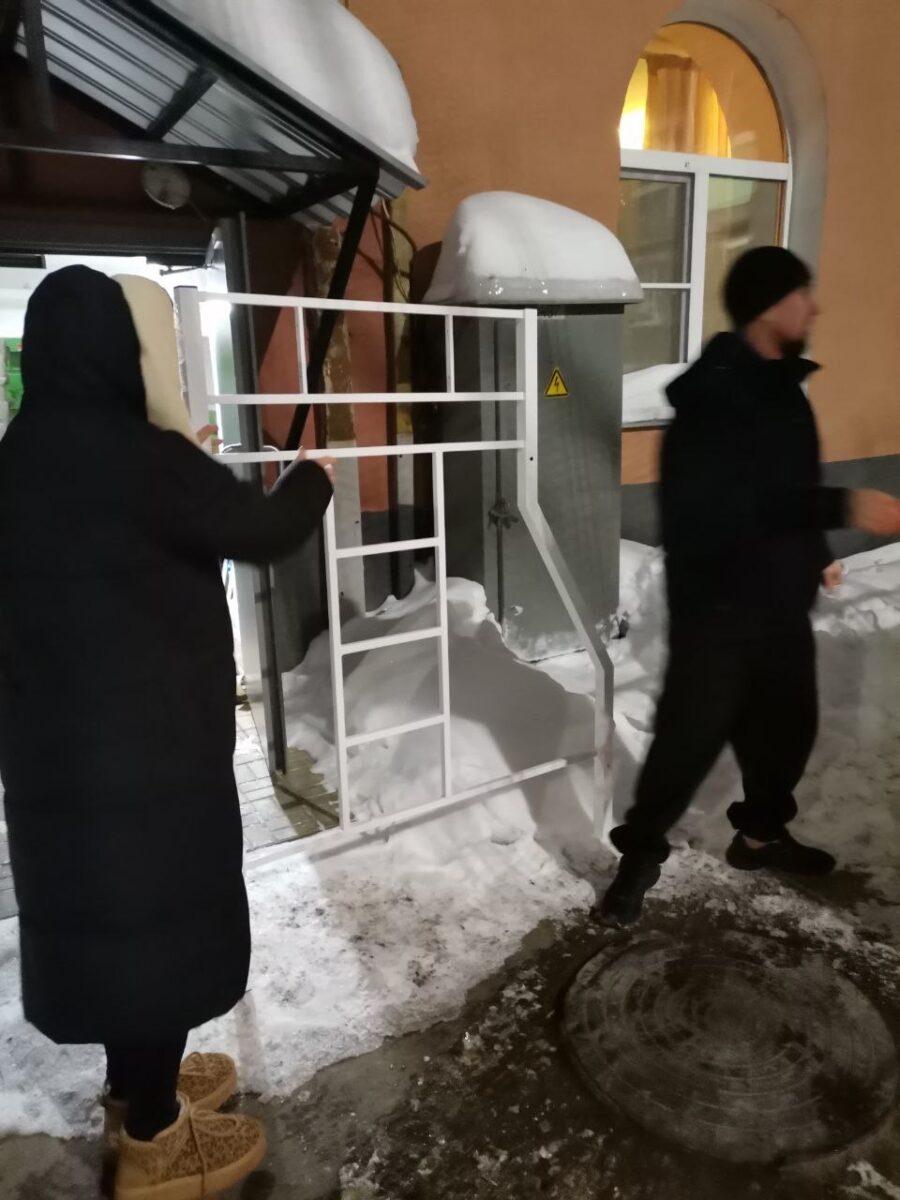 Передали двухъярусную кровать и ноутбук нуждающимся семьям