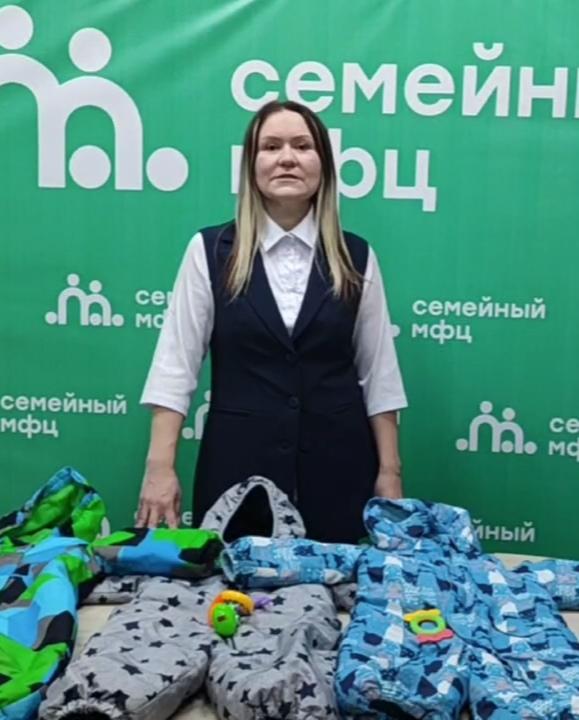 Наш Центр передал вещевую помощь для детей в Котельничский семейный МФЦ