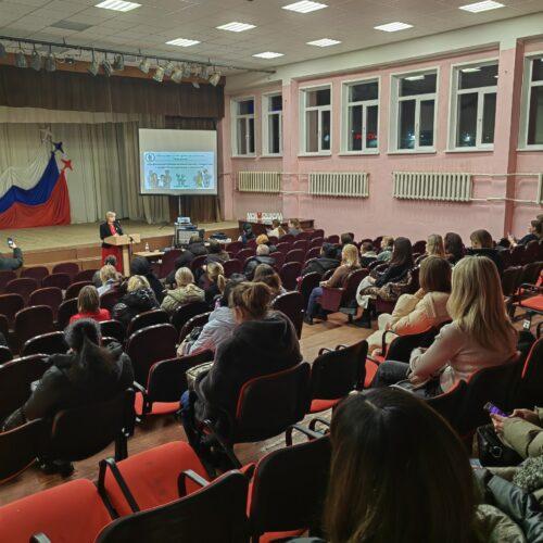 Устюжанина Ольга Ильинична провела лекцию для родителей 8-х классов «Ошибки в воспитании детей» в 52 школе Кирова. 90 родителей посетили лекцию.