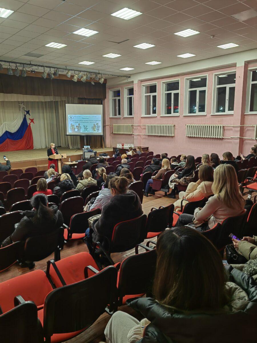 Устюжанина Ольга Ильинична провела лекцию для родителей 8-х классов «Ошибки в воспитании детей» в 52 школе Кирова. 90 родителей посетили лекцию.