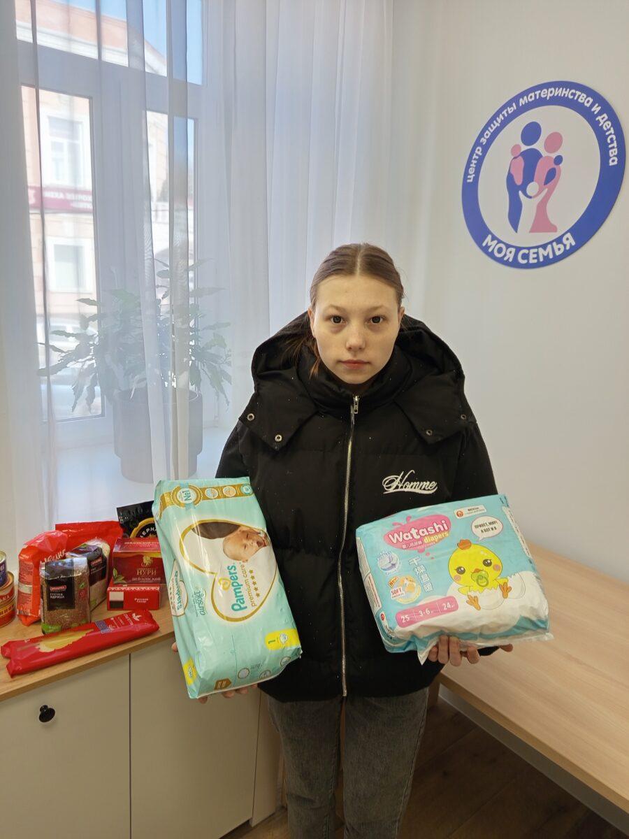 Вручили новоиспеченной мамочке памперсы, коляску и продукты