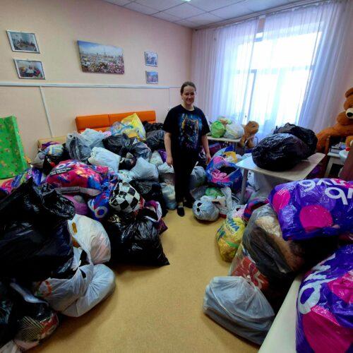 Два волонтёра организовали важную доставку вещевой помощи с нашего гуманитарного склада в Богородский комплексный центр социального обслуживания населения