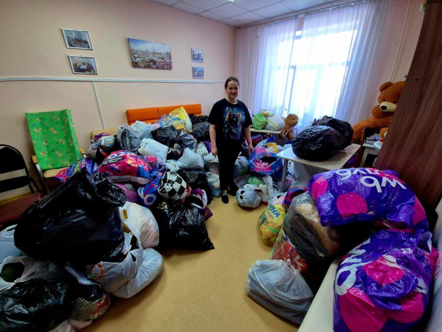 Два волонтёра организовали важную доставку вещевой помощи с нашего гуманитарного склада в Богородский комплексный центр социального обслуживания населения