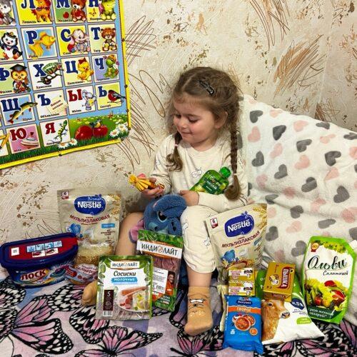 Оказываем помощь продуктами и детским питанием подопечным семьям