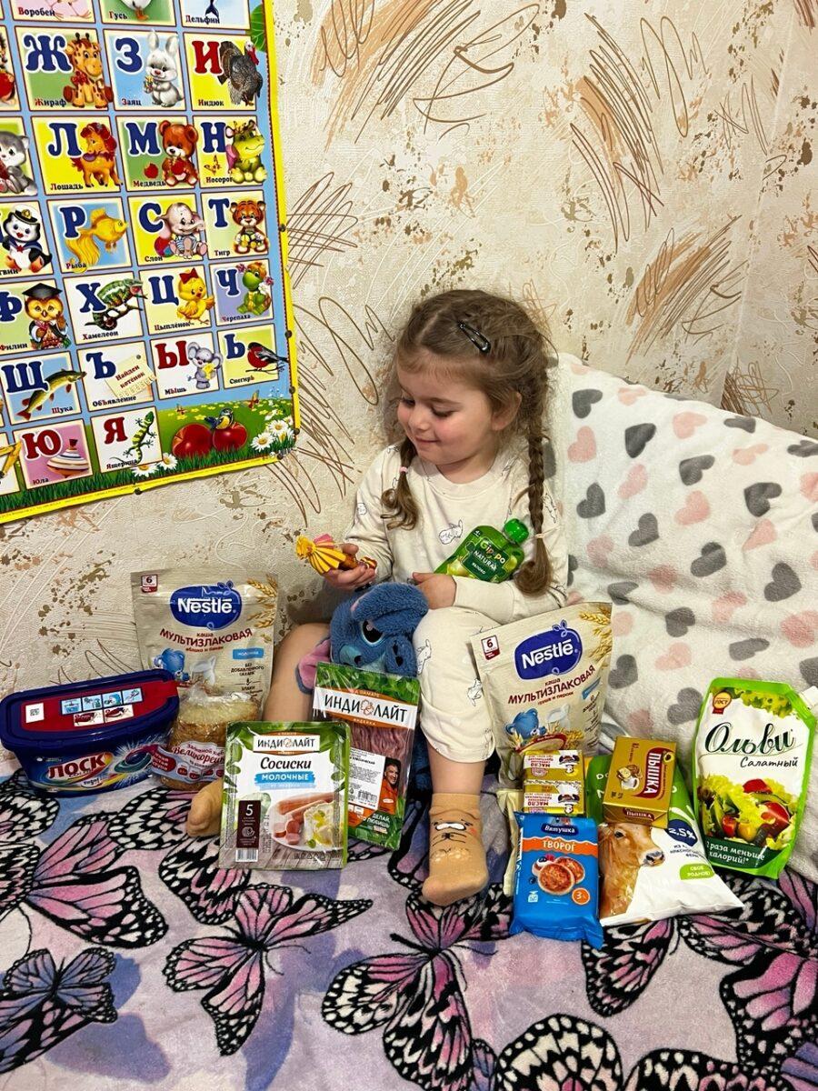 Оказываем помощь продуктами и детским питанием подопечным семьям